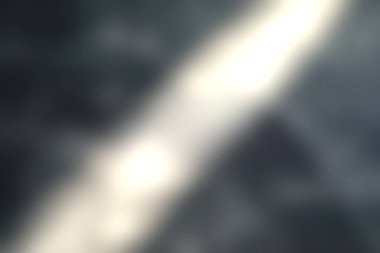 Bu soyut yakın plan, yumuşak ışık ve zıt gölgelerle aydınlatılan dokulu yüzeyin karmaşık detaylarını yakalar ve sakin bir atmosfer yaratır..