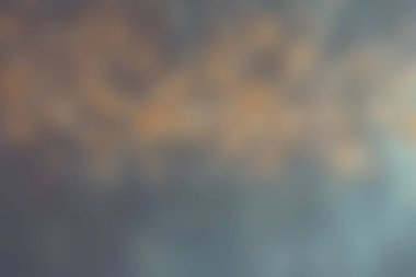 Bokeh ışıklarının büyüleyici bir görüntüsü sicimler üzerinde narin bir şekilde asılı, yumuşak, karanlık bir arka plana karşı sıcak bir ortam yaratıyor. Ruh hali için mükemmel..