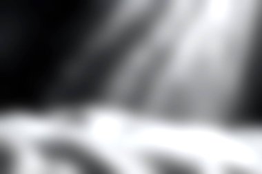 Karanlık ve karlı bir manzarayı aydınlatan ruhani ışığın büyüleyici bir görüntüsü. Yumuşak kar taneleri yavaşça düşüyor. Kış büyüsünün huzurlu bir tasviri.