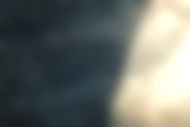 Metalik bir yüzeye yakın çekim. Dramatik ışıklandırma altında çizikler ve işaretler var. Sanatsal tasarım ve modern tasarımlar için mükemmel..