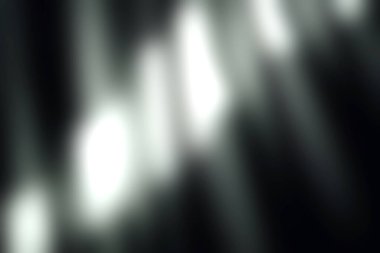 Perdelerin arasından süzülen yumuşak ışık karmaşık desenler ve gölgeler yaratarak sakin ve zarif bir atmosferi çağrıştırıyor. Sanatsal ve iç temalar için ideal.