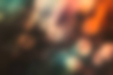 Soyut bokeh etkisi yumuşak parlayan ışıklar ve hafif yağmur damlaları sergiliyor, yaratıcı projeler için canlı ama yatıştırıcı bir atmosfer yaratıyor..