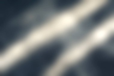 Büyüleyici güneş ışığı desenli beton bir yüzeye çarpan gölgeleri vurarak aydınlık ve karanlığın sanatsal etkileşimini yaratır. Modern tasarımlar için mükemmel bir arkaplan.