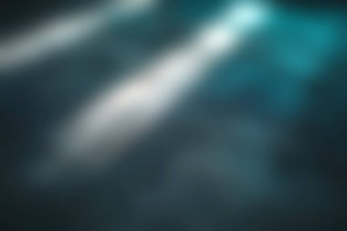 Endüstriyel bir ortamda dokulu bir zeminde büyüleyici bir ışık ve gölge oyunu, soyut bir atmosfer ve eşsiz bir sanatsal titreşim yaratıyor..