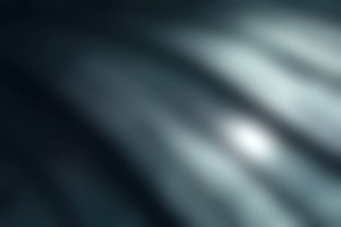 Dalgalı desenler, damlacıklar ve ışık yansımalarının dinamik ve sanatsal bir görsel efekt oluşturduğu soyut metalik bir yüzeyi gösteren yakın plan bir görüntü..