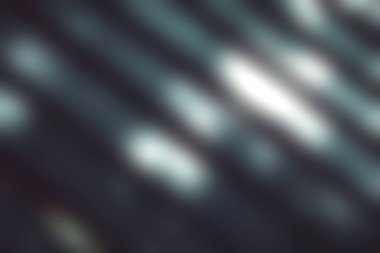 Çarpıcı soyut metal levhalar çapraz açıda dizilmiş, yumuşak ışık ve eşsiz gölgeler yakalıyor, sanatsal dokular ve desenler sergiliyor..