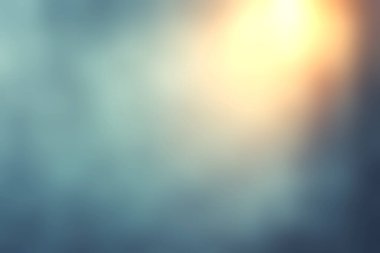 Güzel desenli beton bir duvar çevre ışıklarıyla hafifçe aydınlatılır ve yumuşak gölgeler bırakır. Bu minimalist arkaplan herhangi bir tasarım projesine derinlik ve sıcaklık ekler.