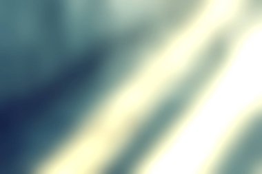 Sakin bir endüstriyel ortamda, sislerin arasından süzülen yumuşak bir ışık rahatlatıcı bir atmosfer yaratıyor. Sükunet ve minimalizmin görsel tasviri.