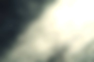 Işık ve gölgeyle oynayan çizilmiş bir yüzeyi içeren soyut bir doku görüntüsü. Sanatsal projeler, arka planlar ve tasarım unsurları için ideal.