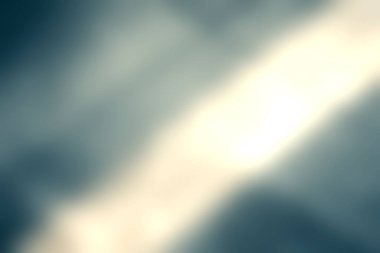 Büyüleyici soyut görüntü ışık ve gölgeyi gösteriyor. Beton bir zeminde benzersiz desenler oluşturuyor. Gizem ve sükunet hissi uyandırıyor..