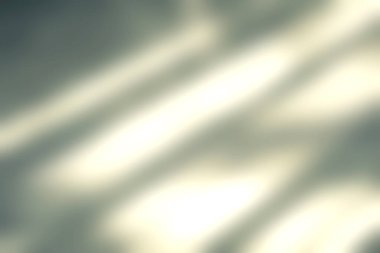 Bu görüntü, yumuşak bir ışık ve gölgenin dokunmuş yüzeydeki yansımasını yakalar, sanatsal ve tasarım için mükemmel sakin ve rahatlatıcı bir atmosfer sunar..