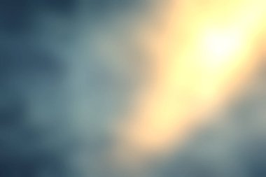 Sıcak ışıkla aydınlatılan dokulu bir yüzeyin sanatsal açıdan yakın çekimi ince çatlaklar ve derinlikleri ortaya çıkararak arka plana benzersiz bir karakter ekliyor..