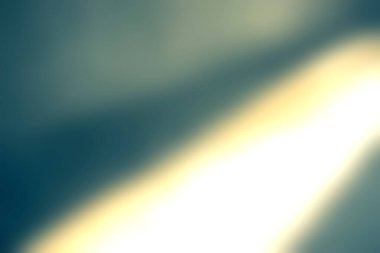 Bu görüntü, yumuşak güneş ışığını yakalar. Minimalist bir iç mekanda, beton bir yüzeyde yumuşak gölgeler oluşturarak tasarım ve mimarlık projeleri için ideal sakin ve sakin bir atmosfer yaratır..