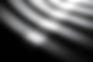 Islak metalik bir yüzeyin yansımaları ve su damlacıkları içeren soyut yakın plan görüntüsü. Bu sanat eseri güzel dokular ve desenler sergiliyor..