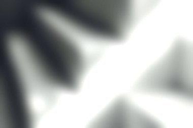 Modern mimari zarafet ve minimalist tasarım unsurlarını vurgulayarak, beyaz beton merdivenlerde gölgeler ve ışık oyunu sergileyen büyüleyici soyut bir görüntü..