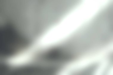 Bu resim, doğal ışıkla aydınlatılan, ince gölgeler yaratan desenli bir beton duvar yüzeyini gösteriyor. Minimalist estetik modern iç mekanlarda sükuneti çağrıştırıyor.