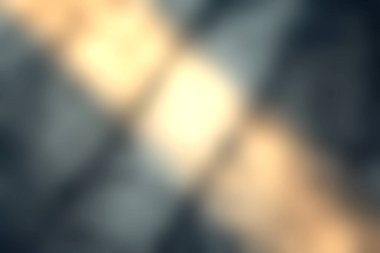 Bu görüntü, doğal ışıkla aydınlatılan, çarpıcı gölgeler ve gölgeler yaratan, dokulu beton yüzeyin karmaşık detaylarını yakalar..