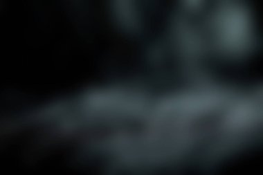 Yağmur damlalarıyla kaplı karanlık yüzey yansımaları ve sükuneti olan sakin bir atmosfer yaratır. Çeşitli projelerde duygu ve ruh hali uyandırmak için mükemmel bir görüntü..