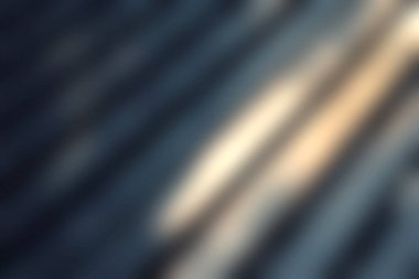 Metalik şeritler üzerindeki gölge ve ışığın etkileşimini gösteren soyut bir bakış açısı. İnce çizgiler ve dokular çeşitli tasarım temaları için modern endüstriyel bir estetik yaratıyor..