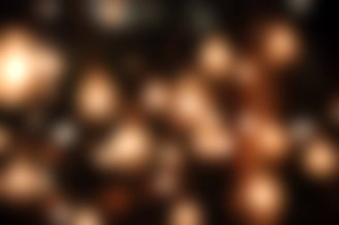 Ampulleri asmanın büyüleyici bir görüntüsü sıcak ve davetkar bir ortam yaratıyor. Olay dekorasyonu, samimi toplantılar ya da yaratıcı tasarım ilhamı için mükemmel..