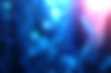 Canlı mavi ve mor su damlacıklarının parlak bir bokeh etkisi yaratarak serin bir atmosfer oluşturduğu büyüleyici soyut bir görüntü..