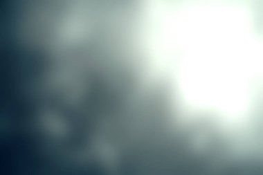 Modern bir soyut doku yıpranmış desenlerle fırçalanmış metal bir efekt sergiliyor. Arkaplan, tasarım projeleri ve sanatsal amaçlar için ideal.