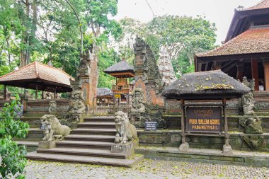 Ubud Kutsal Maymun Ormanı, Bali. Antik Tapınakların 4K Fotoğrafları, Maymunlar Tropikal Orman. Endonezya Seyahat Serisi. Antik Bali tapınaklarının, taş oymalarının ve bereketli tropikal yağmur ormanlarının kutsal atmosferi. Dünyaca ünlü ruhani site.