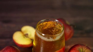 Şişede taze elma suyu ve taze elma suyu.