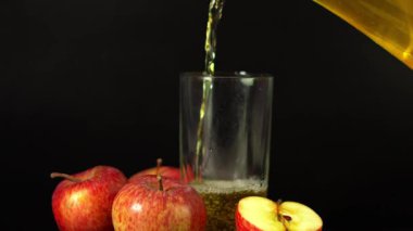 Elma suyu ve siyah bardak.