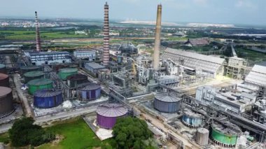 endüstriyel rafineri fabrikasının dumanlı havadan görüntüsü