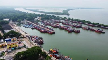 Hint balıkçı limanının havadan çekilmiş görüntüleri ve halktan çalışanlar halktaki Hussle 'ın tadını çıkarıyorlar..