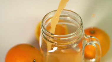 Bir bardak portakal suyu.