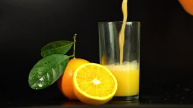 glas sinaasappelsap met sinaasappelen