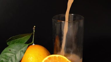 Bir bardak portakal suyu.