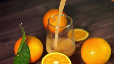 Bir bardak portakal suyu.