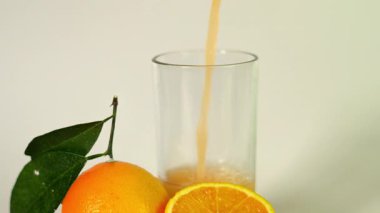 bardak taze meyve ile taze portakal suyu