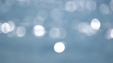 Nehirde su yansımaları, mavi bokeh arkaplan.