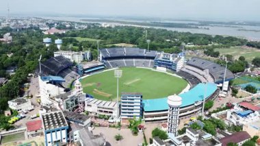 Hint şehrinin ortasındaki kriket stadyumunun hava manzarası. Hindistan 'daki bir kriket stadyumunun insansız hava aracı çekimi..