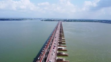Nehrin üzerindeki baraj köprüsü. Nehir üzerinde yoğun trafik.