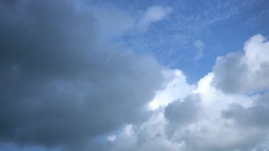 Beyaz bulutlu mavi gökyüzü arkaplanı