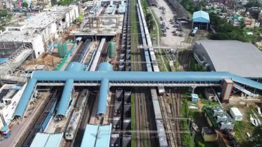 Hindistan 'da bir tren istasyonunun inşaatında. Hindistan tren istasyonu yapım aşamasında.