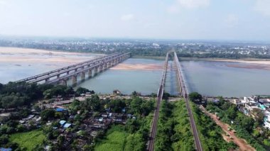 Hindistan 'daki köprünün havadan görüntüsü.