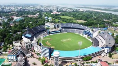Kriket sahası ve mavi gökyüzü arkaplanı olan stadyum