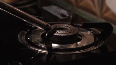 Gaz sobası yavaş çekimde yanıyor..