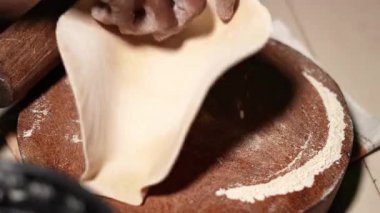 Evde Hint ekmeği yapıyorum. Hintli bir kadın Hint köyünde chapati roti ya da Hint buğday ekmeği yapıyor..