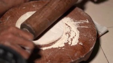  Bir kadın tarafından geleneksel Hint ekmeği roti yapmak.