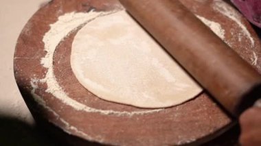 Geleneksel Düz Ekmek ya da Roti İçin Mutfakta Hintli Kadın Ellerini Yuvarlıyor.