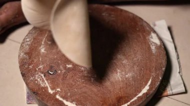 Hintli bir kadının evde Hint roti ya da chapati yapmasını. Geleneksel yassı ekmek hazırlama.