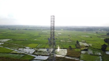 Tarım alanlarının ortasında 4G ve 5G hücresel telekomünikasyon kulesi.