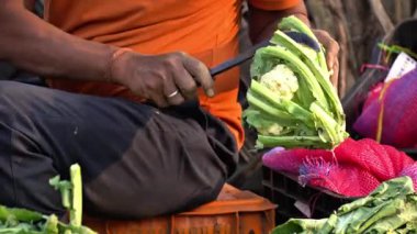 Çiftçi karnabahar 'ın kötü kısımlarını piyasada temizledi.